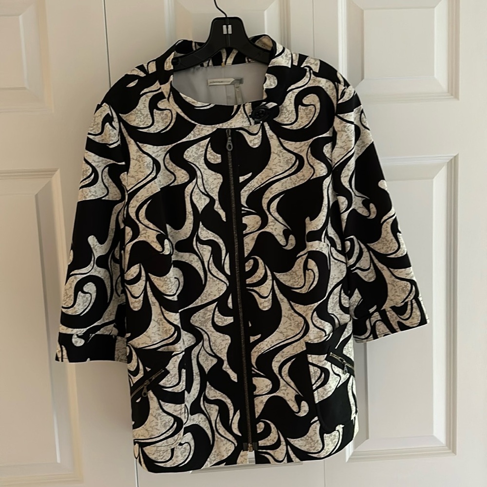 Woman’s beautiful jacket fully lined.